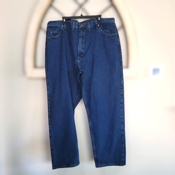 *NWT* Wrangler Five Star Relaxed Fit Men's Blue Medium Wash Denim 46x30 - Picture 1 of 3